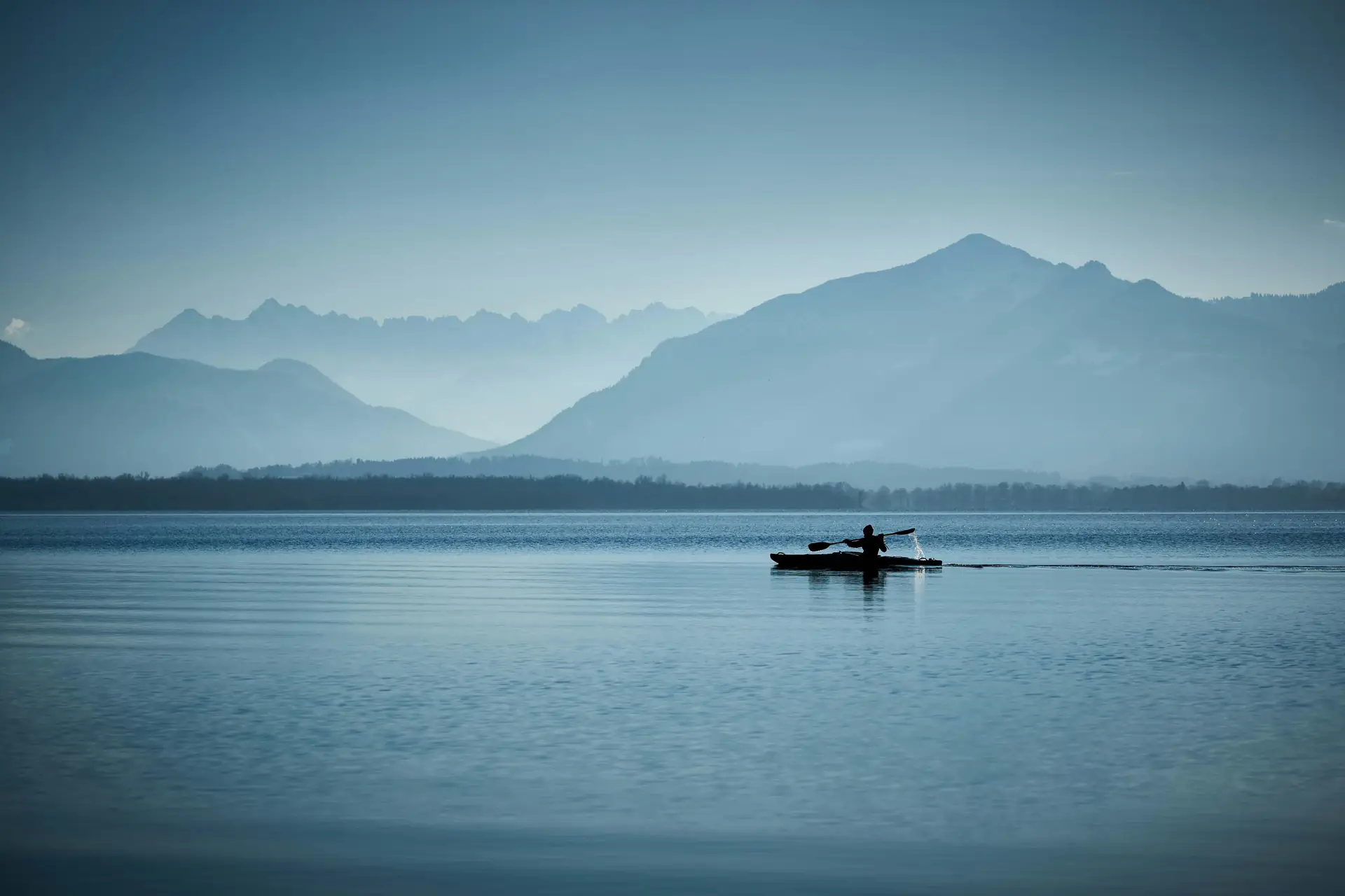 Morgendliche Stille am Chiemsee mit den Chiemgauer Alpen